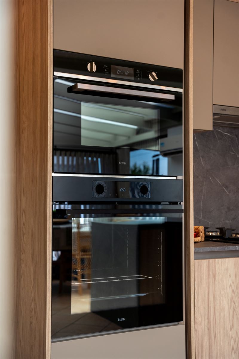 Cuisine ouverte de style moderne bois et gris à La Louvière | Raison Home - 8