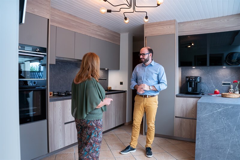 Cuisine ouverte de style moderne bois et gris à La Louvière | Raison Home - 9