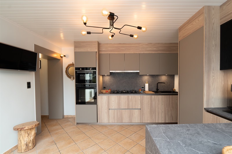 Cuisine ouverte de style moderne bois et gris à La Louvière | Raison Home - 10