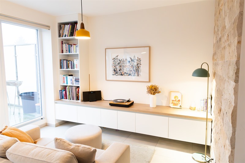 Salon-séjour moderne bois et blanc à Morlanwelz 1
