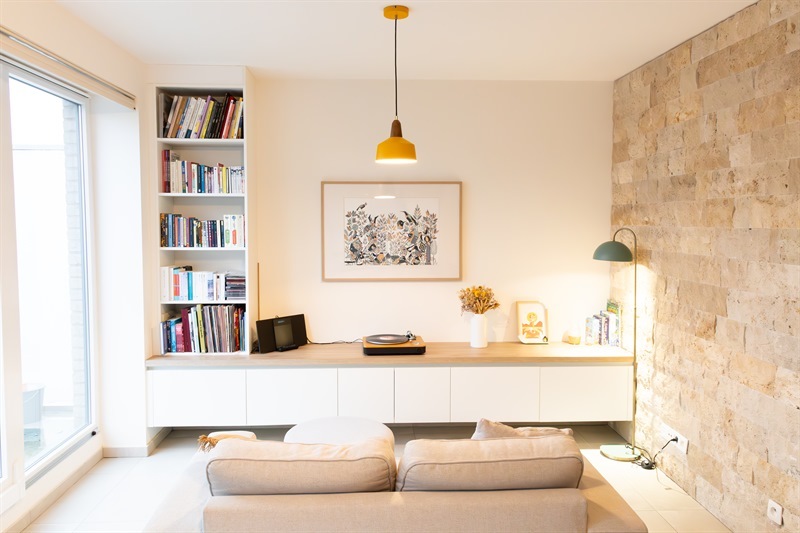 Salon-séjour moderne bois et blanc à Morlanwelz 2