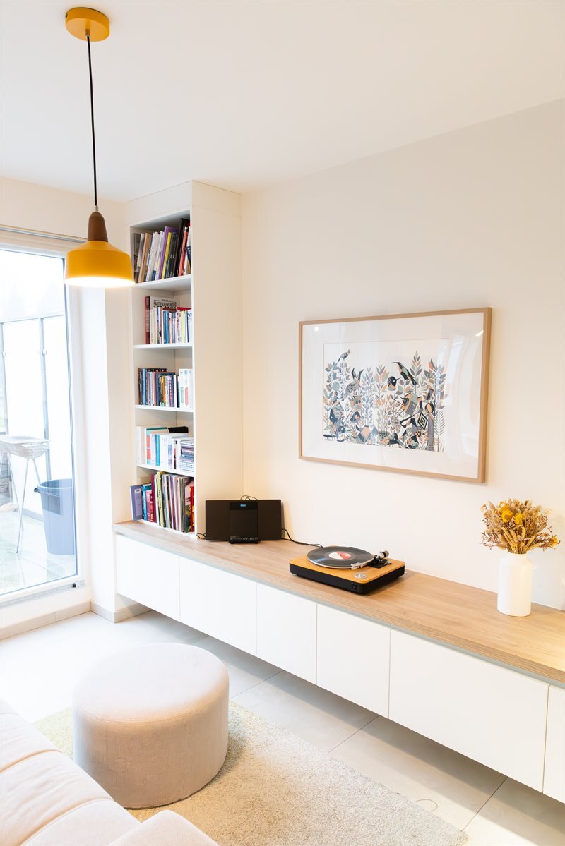 Salon-séjour moderne bois et blanc à Morlanwelz 4