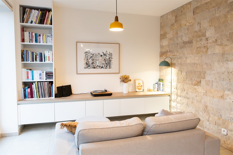 Salon-séjour moderne bois et blanc à Morlanwelz 5