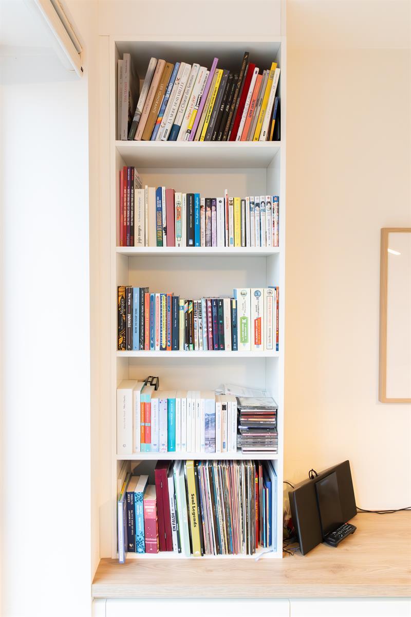 Salon-séjour moderne bois et blanc à Morlanwelz 6