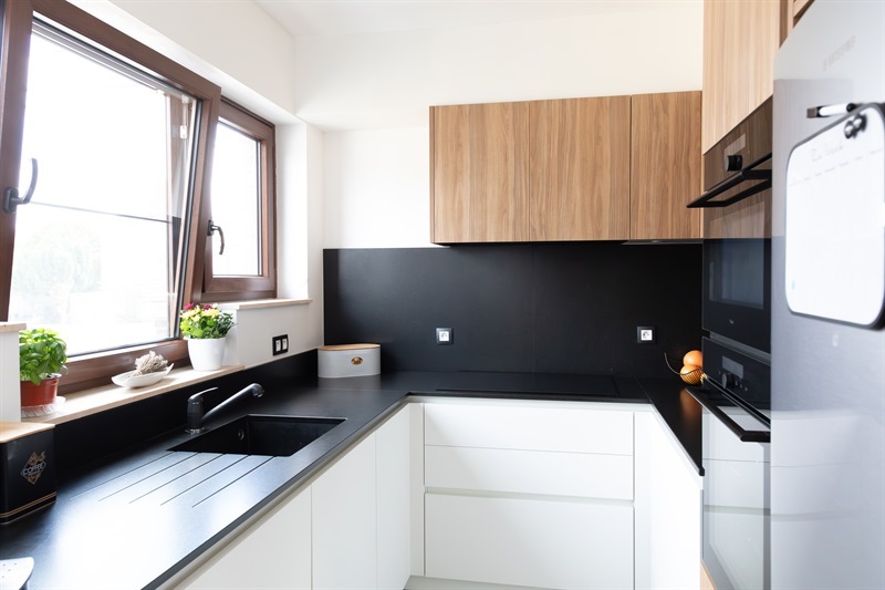 Cuisine en U bois, noir et blanc à Chapelle-Lez-Herlaimont | Raison Home - 1