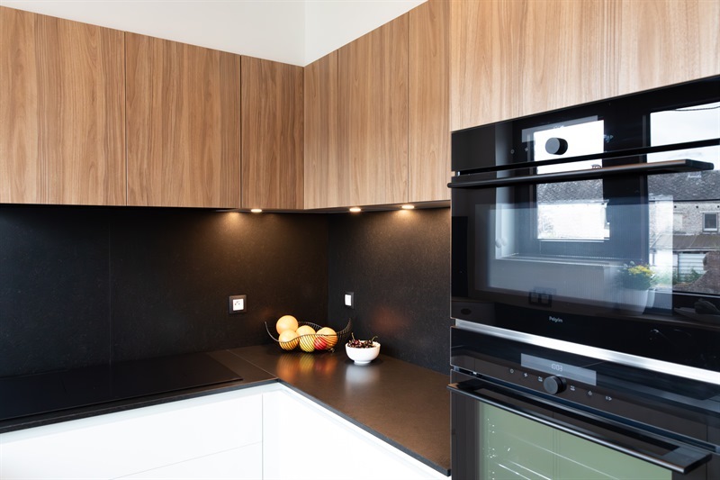 Cuisine en U bois, noir et blanc à Chapelle-Lez-Herlaimont | Raison Home - 2