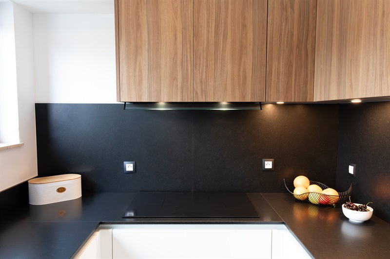Cuisine en U bois, noir et blanc à Chapelle-Lez-Herlaimont | Raison Home - 5