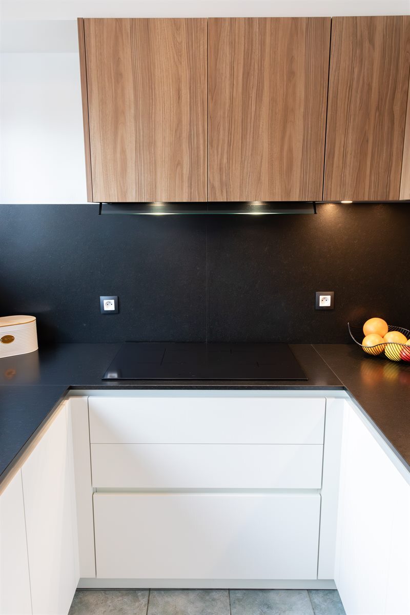 Cuisine en U bois, noir et blanc à Chapelle-Lez-Herlaimont | Raison Home - 6