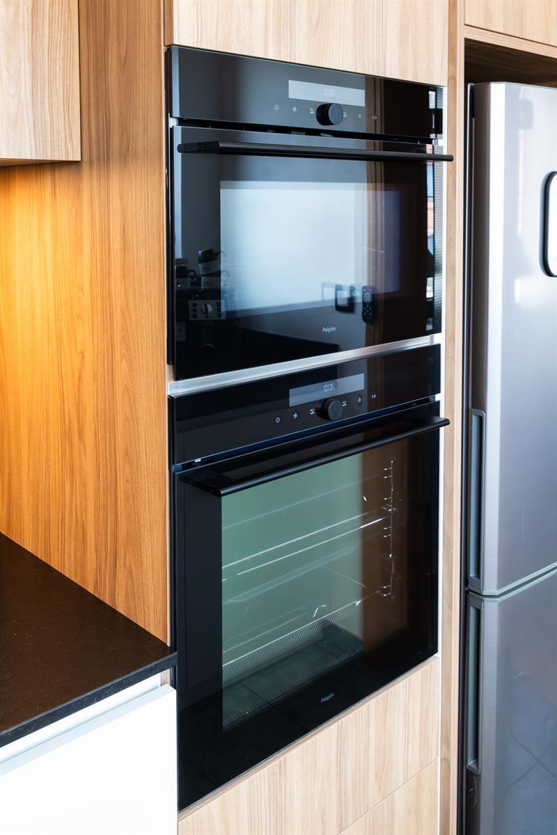 Cuisine en U bois, noir et blanc à Chapelle-Lez-Herlaimont | Raison Home - 9
