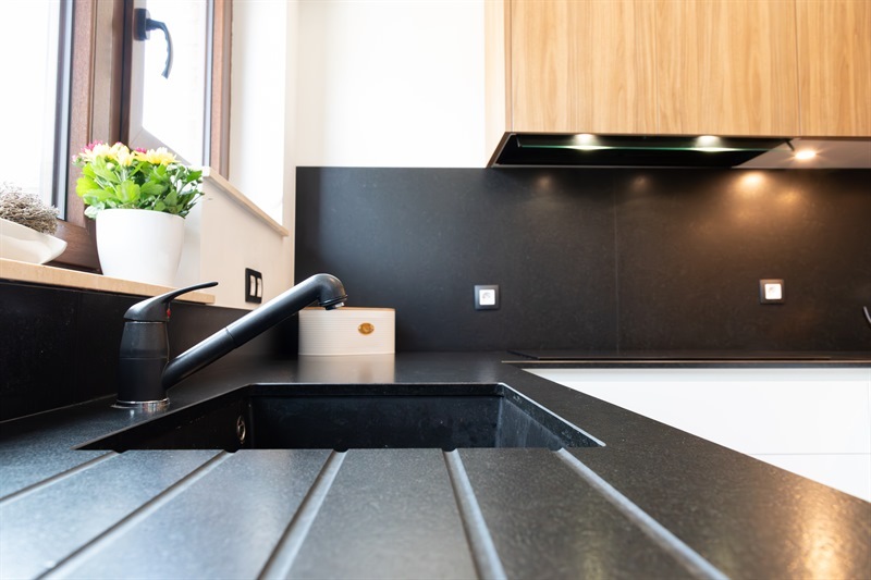 Cuisine en U bois, noir et blanc à Chapelle-Lez-Herlaimont | Raison Home - 10