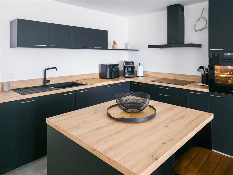 Cuisine ouverte de style industriel bois et noir à Châtelet | Raison Home - 1
