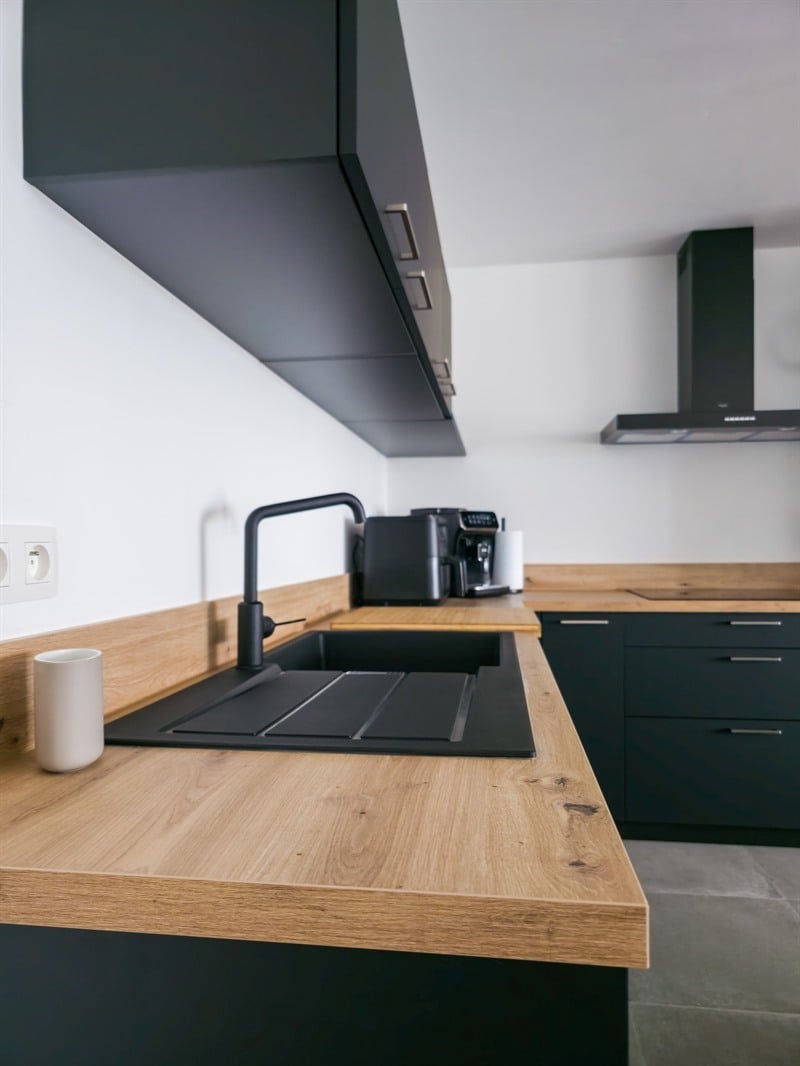 Cuisine ouverte de style industriel bois et noir à Châtelet | Raison Home - 2