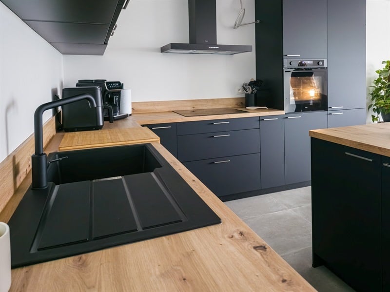 Cuisine ouverte de style industriel bois et noir à Châtelet | Raison Home - 3