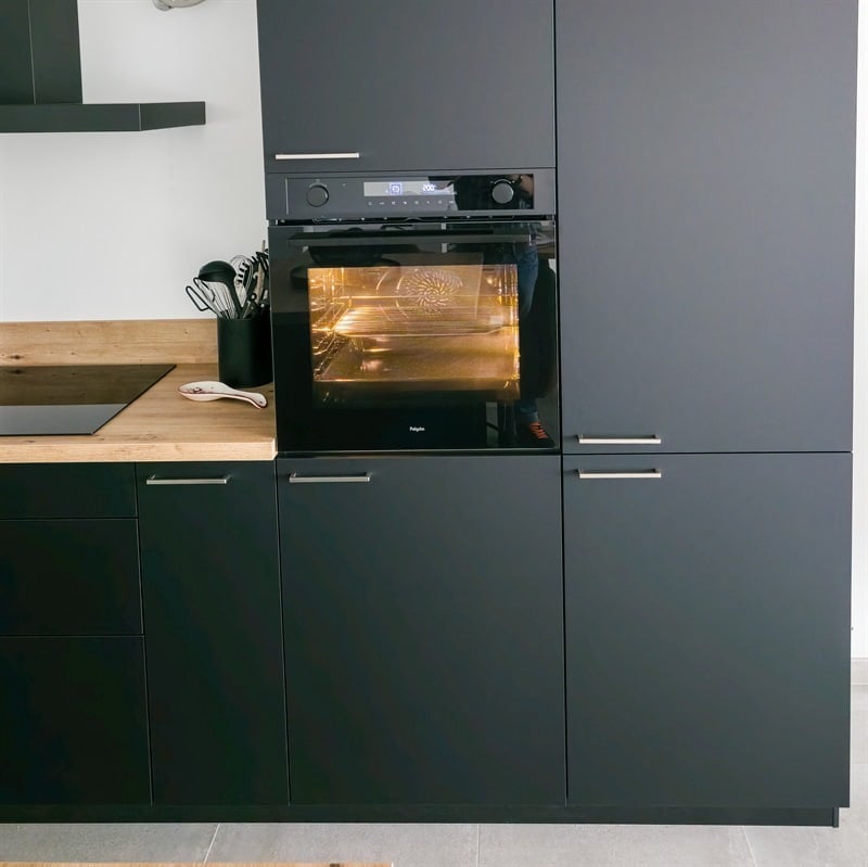 Cuisine ouverte de style industriel bois et noir à Châtelet | Raison Home - 4