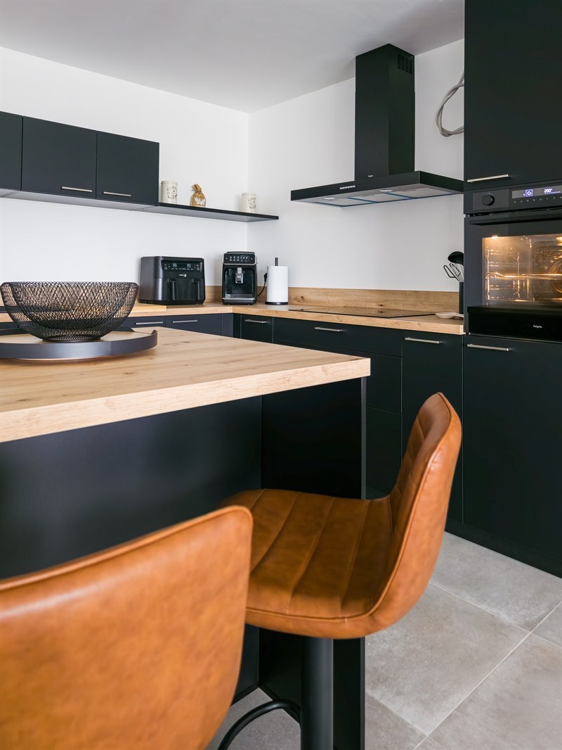 Cuisine ouverte de style industriel bois et noir à Châtelet | Raison Home - 5