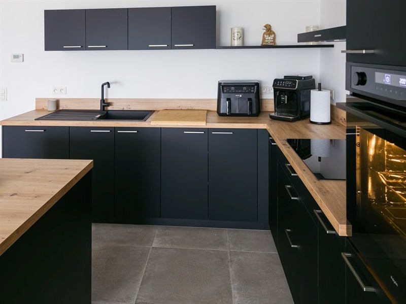 Cuisine ouverte de style industriel bois et noir à Châtelet | Raison Home - 6
