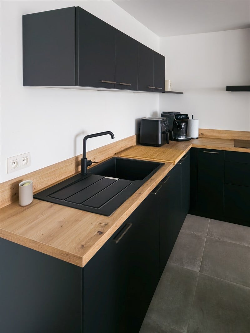Cuisine ouverte de style industriel bois et noir à Châtelet | Raison Home - 7