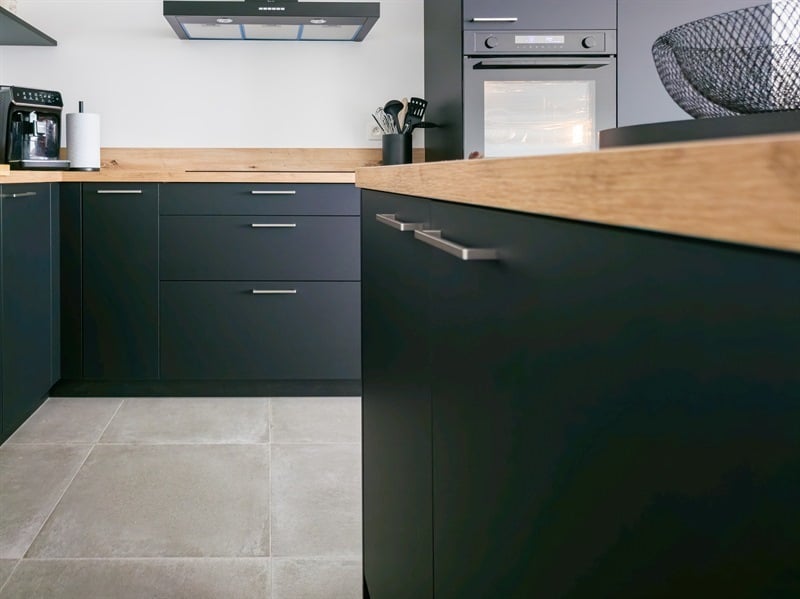 Cuisine ouverte de style industriel bois et noir à Châtelet | Raison Home - 8