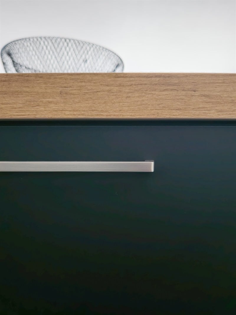 Cuisine ouverte de style industriel bois et noir à Châtelet | Raison Home - 9