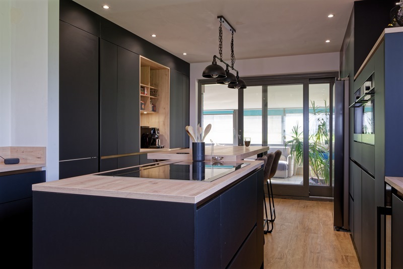 Cuisine ouverte de style industriel bois et noir à Arsimont | Raison Home - 1