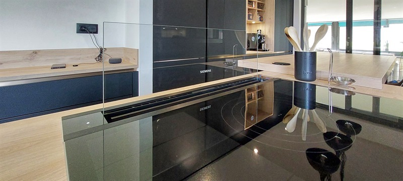 Cuisine ouverte de style industriel bois et noir à Arsimont | Raison Home - 4