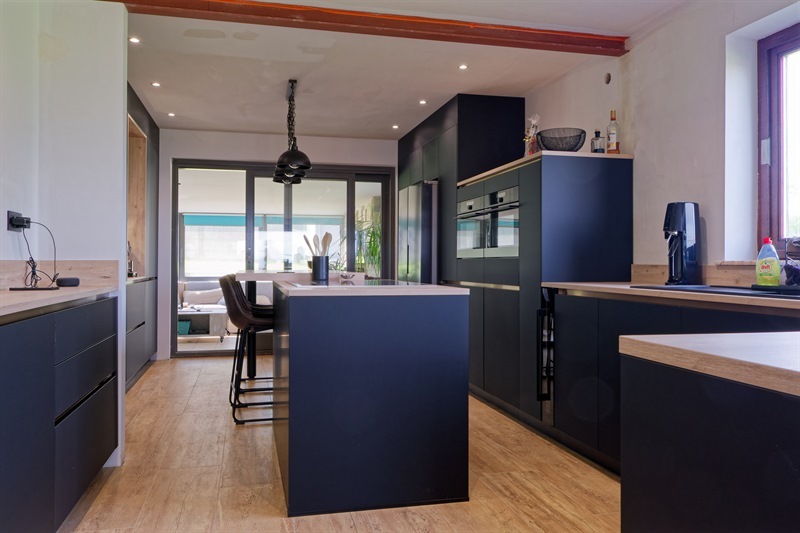 Cuisine ouverte de style industriel bois et noir à Arsimont | Raison Home - 7