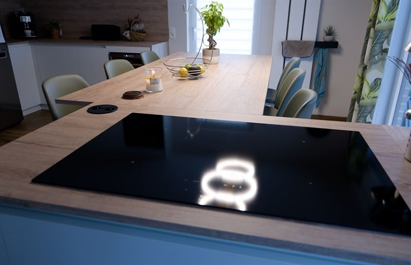 Cuisine fermée de style moderne bois et blanc à Lesve | Raison Home - 3