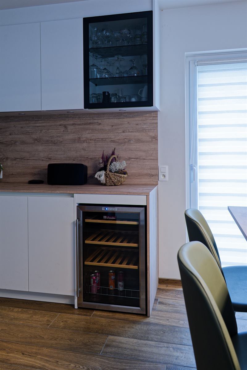 Cuisine fermée de style moderne bois et blanc à Lesve | Raison Home - 4