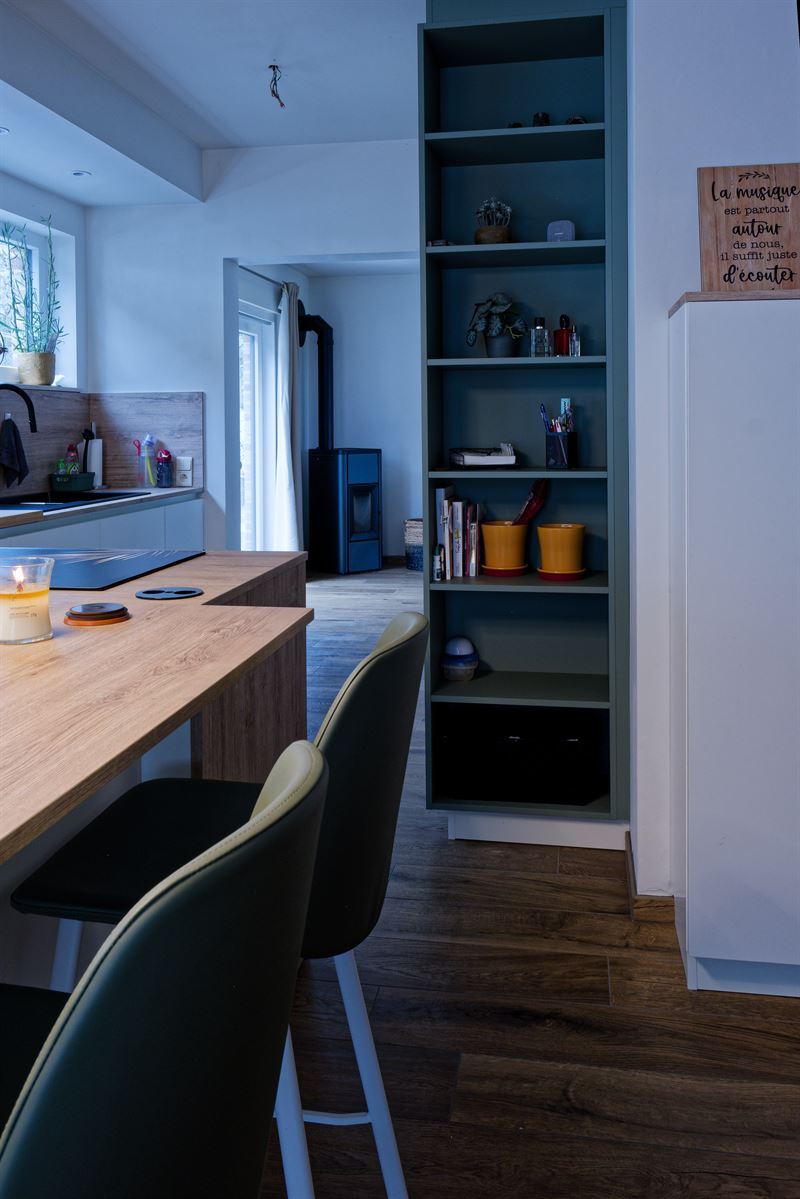 Cuisine fermée de style moderne bois et blanc à Lesve | Raison Home - 5