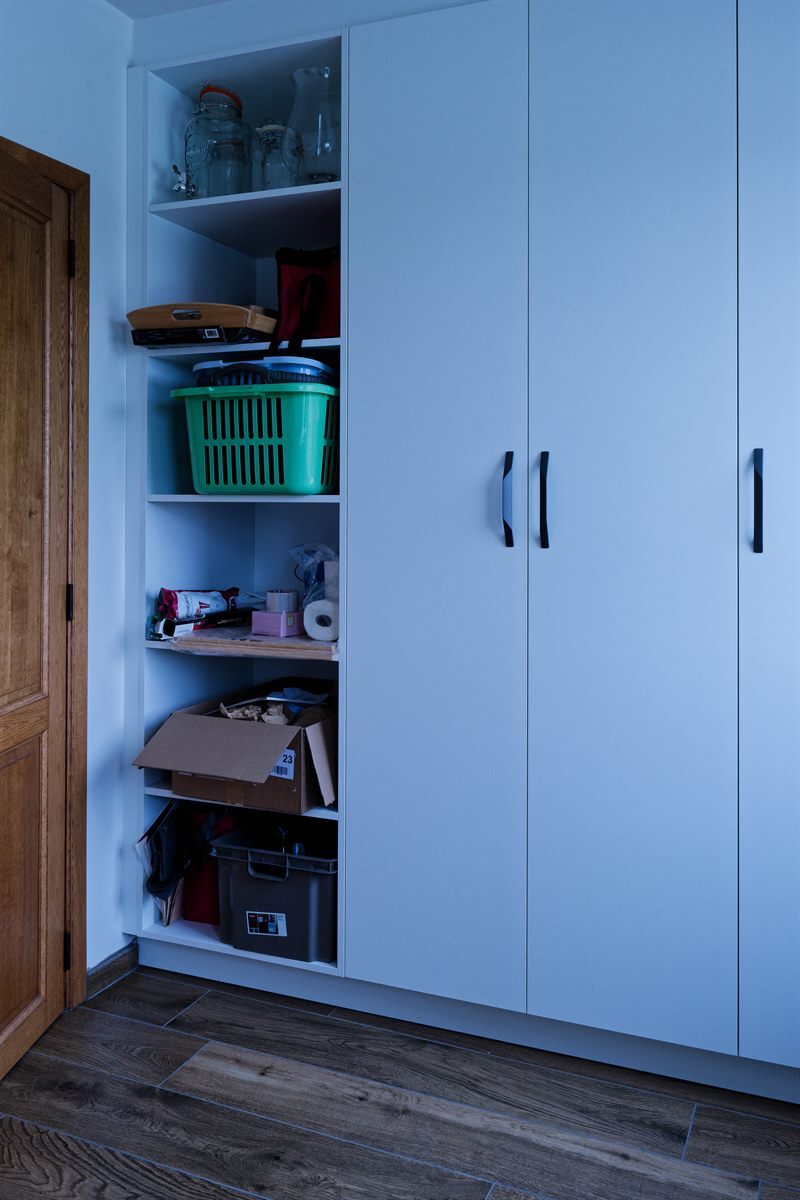 Cuisine fermée de style moderne bois et blanc à Lesve | Raison Home - 7