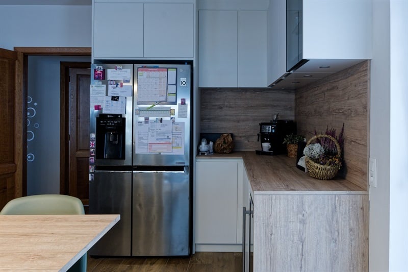 Cuisine fermée de style moderne bois et blanc à Lesve | Raison Home - 9