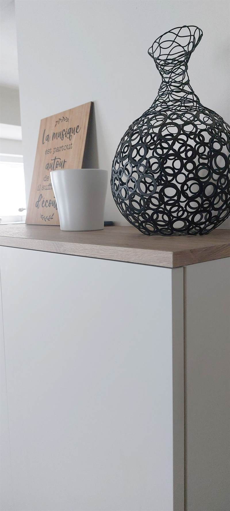 Cuisine fermée de style moderne bois et blanc à Lesve | Raison Home - 10