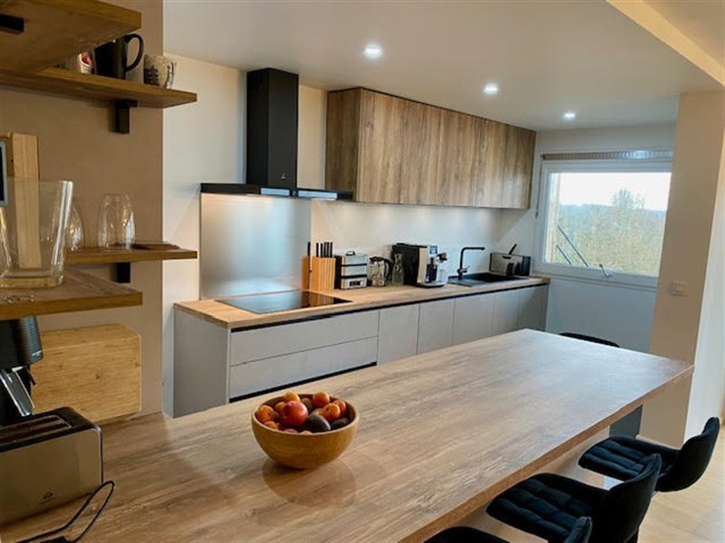 Cuisine ouverte de style moderne bois à Bruxelles | Raison Home - 1