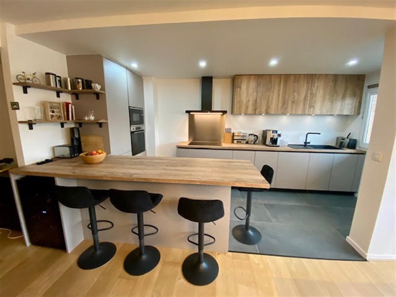 Cuisine ouverte de style moderne bois à Bruxelles | Raison Home - 3