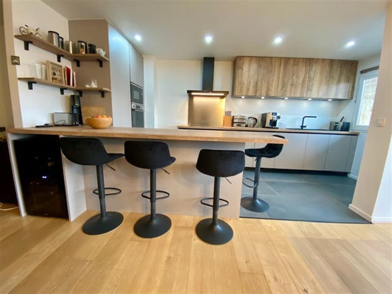 Cuisine ouverte de style moderne bois à Bruxelles | Raison Home - 4