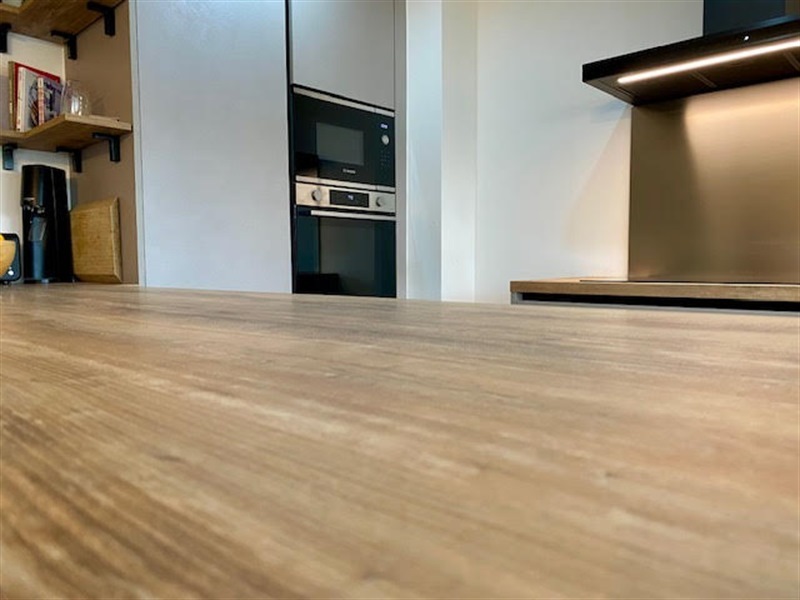 Cuisine ouverte de style moderne bois à Bruxelles | Raison Home - 5