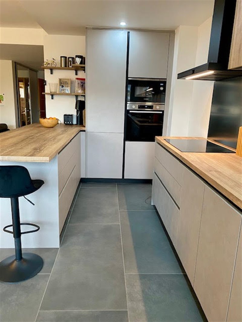 Cuisine ouverte de style moderne bois à Bruxelles | Raison Home - 6
