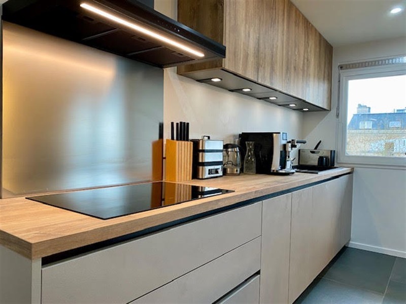 Cuisine ouverte de style moderne bois à Bruxelles | Raison Home - 7