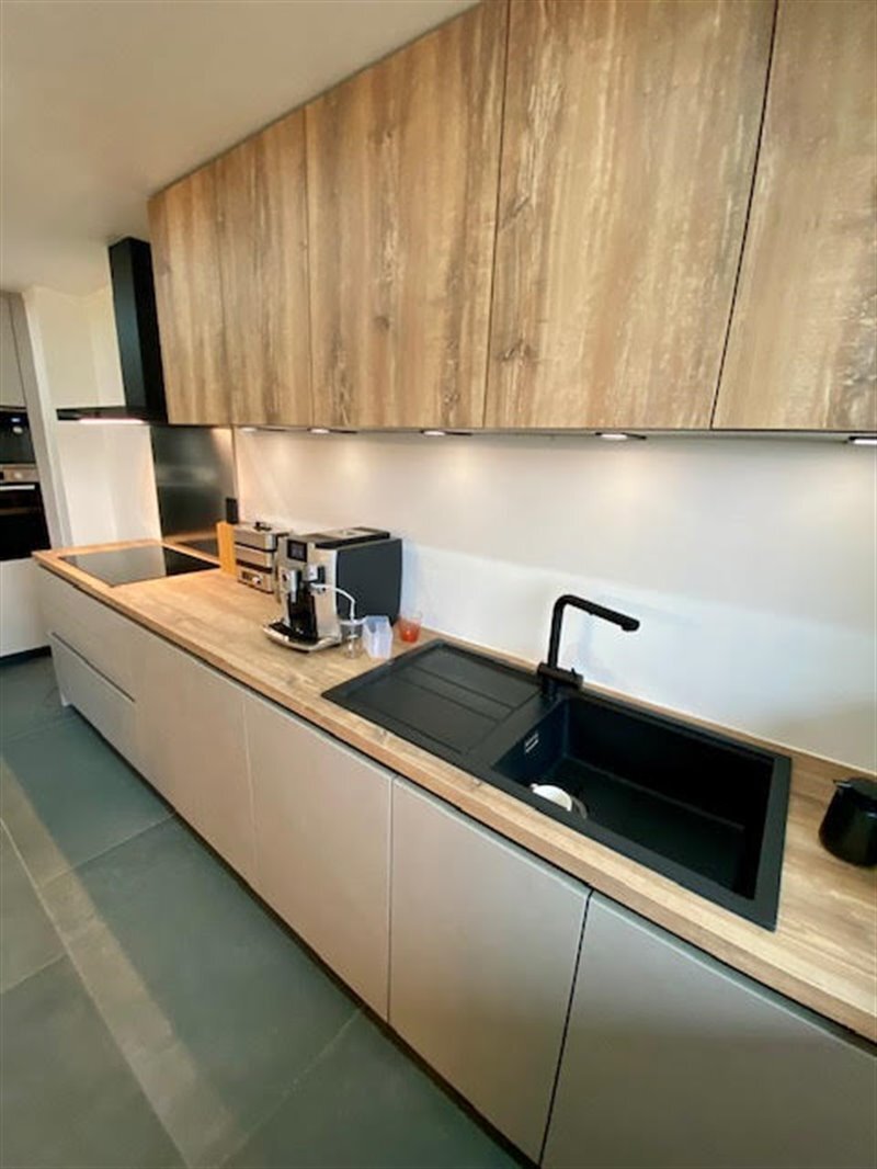 Cuisine ouverte de style moderne bois à Bruxelles | Raison Home - 8