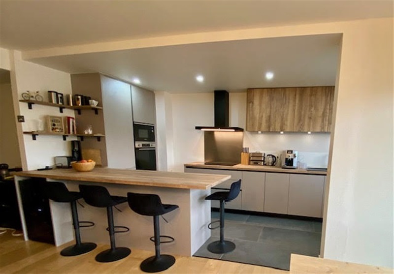Cuisine ouverte de style moderne bois à Bruxelles | Raison Home - 9