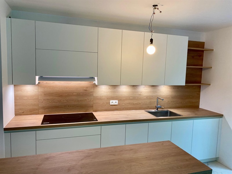 Cuisine ouverte de style moderne bois et blanc à Bruxelles | Raison Home - 1