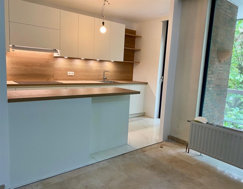 Cuisine ouverte de style moderne bois et blanc à Bruxelles | Raison Home - 2