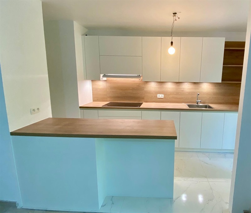 Cuisine ouverte de style moderne bois et blanc à Bruxelles | Raison Home - 3