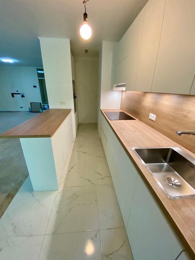 Cuisine ouverte de style moderne bois et blanc à Bruxelles | Raison Home - 4