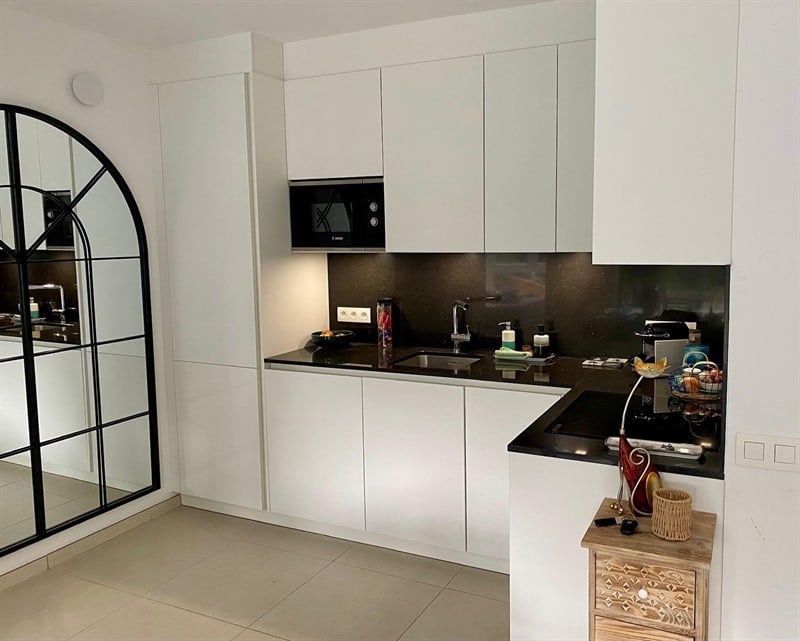 Cuisine ouverte de style moderne blanc à Bruxelles | Raison Home - 1