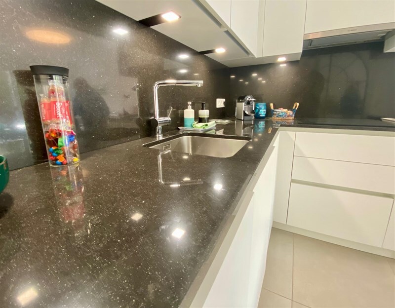 Cuisine ouverte de style moderne blanc à Bruxelles | Raison Home - 3