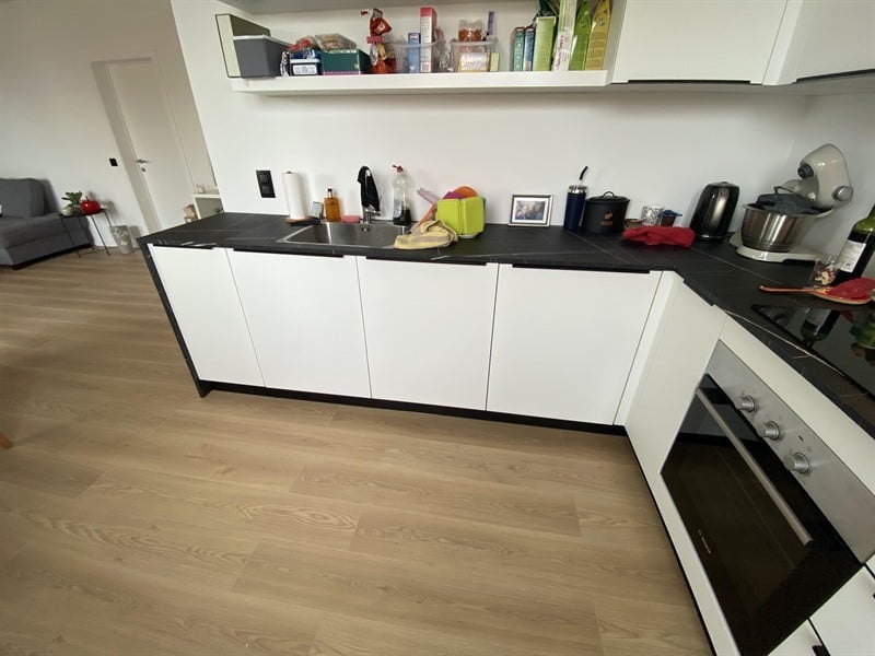 Cuisine ouverte de couleur noir et blanc à Bruxelles | Raison Home - 2