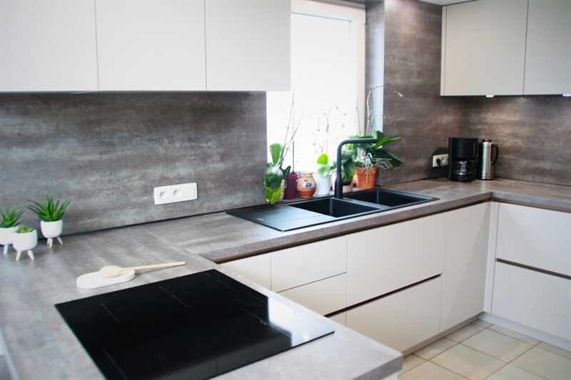 Cuisine fermée de style moderne bois, beige et marron à Hélécine 3