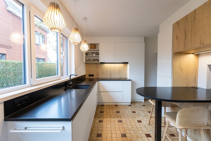 Cuisine fermée de style contemporain bois, noir et blanc à Ghlin | Raison Home - 1