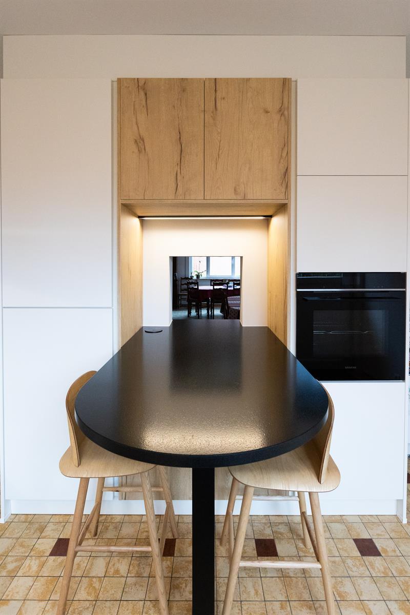 Cuisine fermée de style contemporain bois, noir et blanc à Ghlin | Raison Home - 2